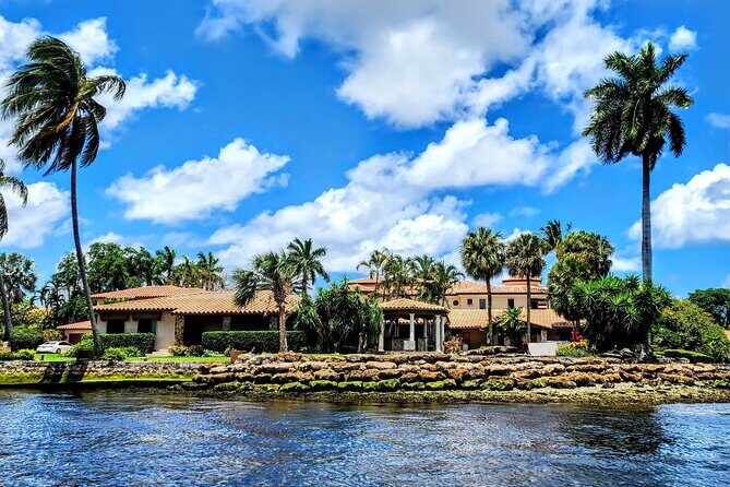 1 Hour Private Boat Tour in Fort Lauderdale Up to 12 people - What’s included on board: Bluetooth music, fresh water, gas, and parking