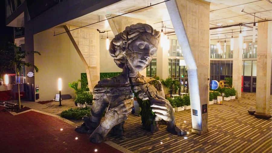 Fort Lauderdale: Ghosts and Ghouls Haunted Walking Tour - Finding the Group: Thrive Sculpture to Lantern Guide