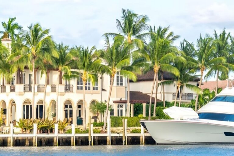 Fort Lauderdale: Millionaire's Row Cruise with Drinks - The Captain and Host Narration: Stories, Legends, and Real Super-Yacht Talk