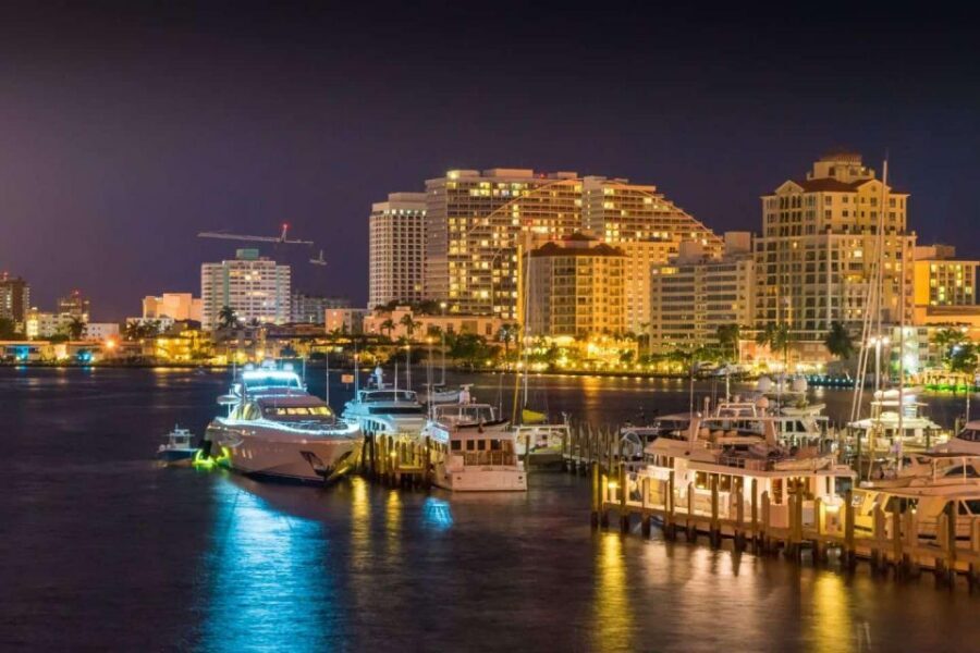 Fort Lauderdale: Night Cruise Through the Venice of America - The music and snacks rule: how to make it feel personal