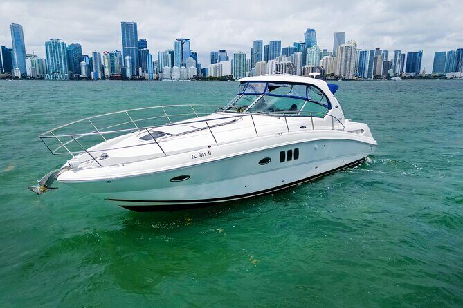 Private tour for 12 people on a 40 ft Yacht, Ft Lauderdale bay - Private yacht time in Fort Lauderdale Bay: what this experience is really like